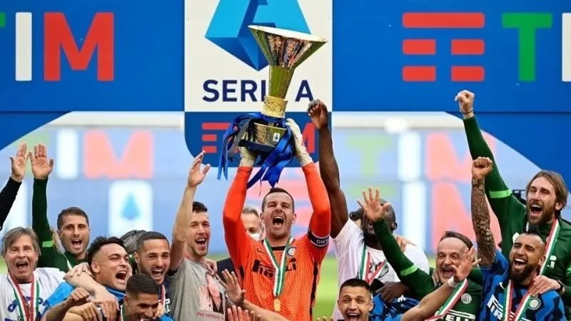 Đội vô địch giải Serie A nhận chiếc cúp danh giá