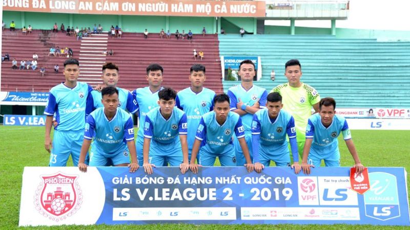 Giải bóng đá chuyên nghiệp cấp 2, cạnh tranh thăng hạng V.League 1.